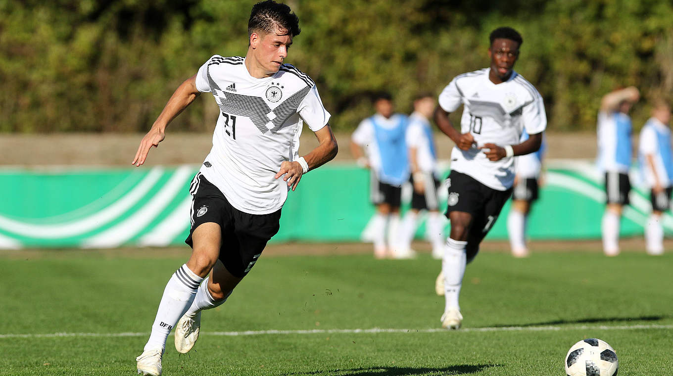 Hat großen Anteil an Wolfsburgs Tabellenführung: U 17-Nationalspieler Burmeister (l.) © imago/Eibner
