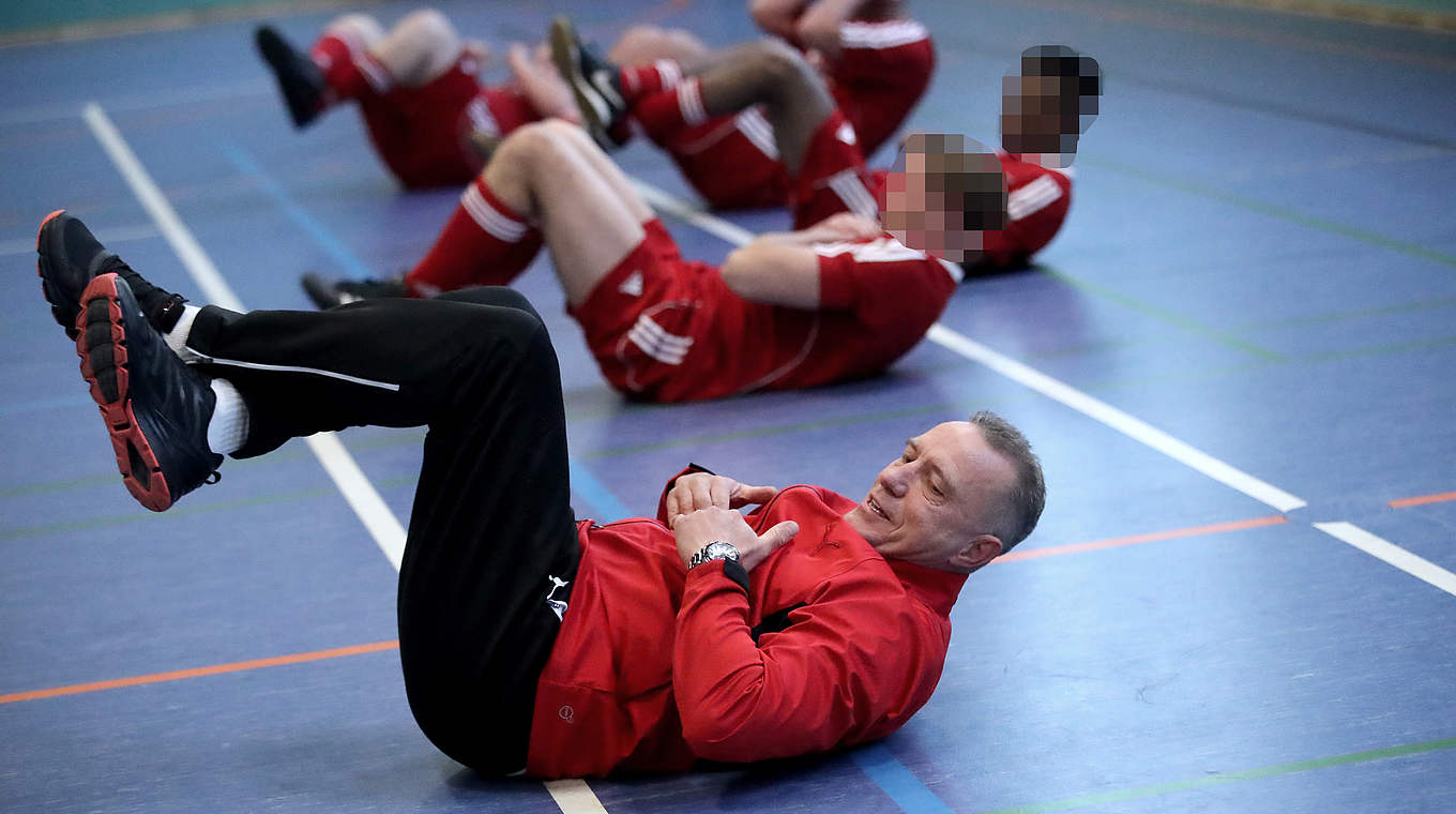 Einheit in der JSA: Martin Wagner trainiert mit den Inhaftierten die Bauchmuskulatur © 2018 Getty Images