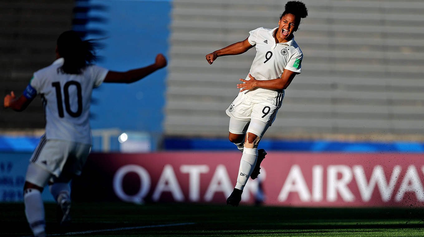 Doppelpack gegen die USA: Shekiera Martinez (r.) bejubelt das 3:0 © 2018 FIFA