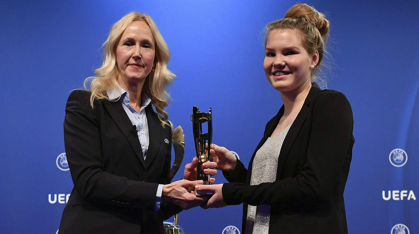 Nimmt den Fairplay-Preis für die U 17-Juniorinnen entgegen: Laura Haas (r.) © UEFA