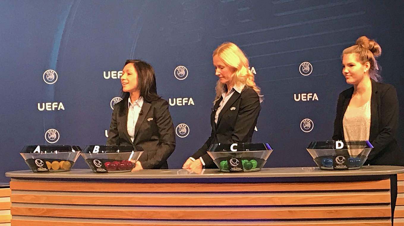 Bei der U 17-Auslosung: Laura Haas (r.) assistiert in der UEFA-Zentrale © DFB