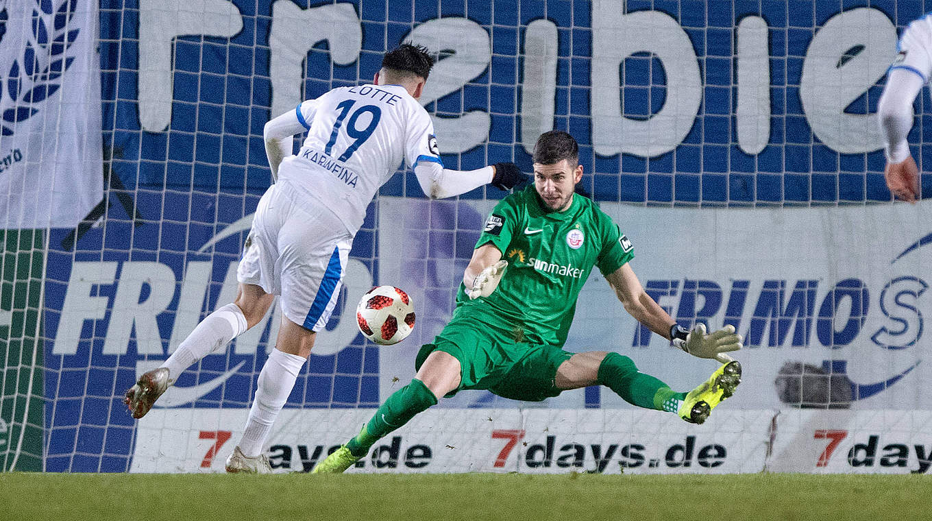 Überwindet Hansa-Keeper Ioannis Gelios: Lotte-Stürmer Sinan Karweina © imago/Noah Wedel