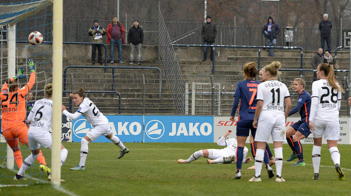 Ganz genau gezielt: Potsdams Nationalspielerin Lena Petermann (2.v.r.) gegen Bayer 04 © Jan Kuppert