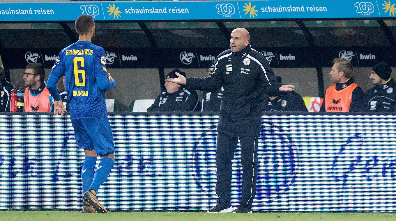 Wartet weiter auf seinen ersten Sieg mit Braunschweig: Eintracht-Trainer André Schubert © imago