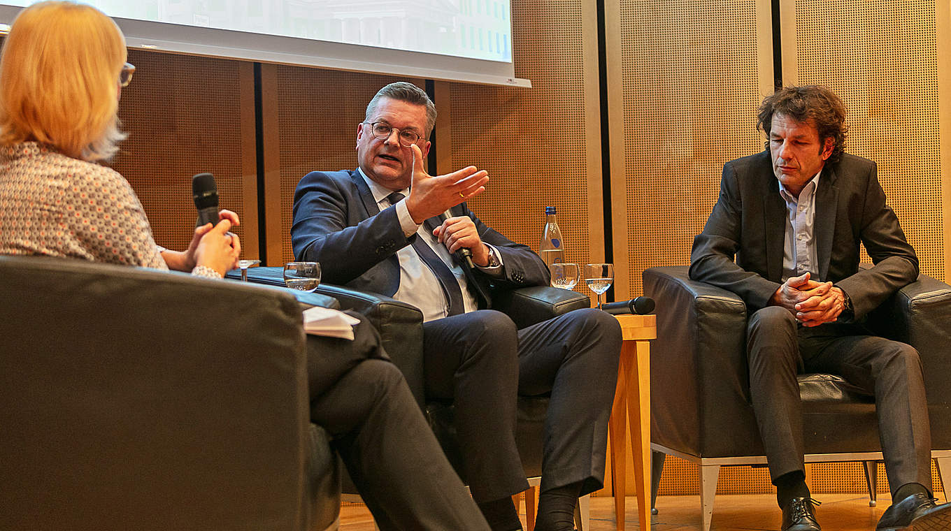 "Der Sonntagnachmittag gehört dem Amateurfußball": Reinhard Grindel (M.) © VBKI/Kurzeder