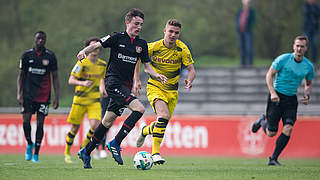 Wiedersehen im Rückspiel: Bayers Yannick Schlößer (l.) und Albin Thaqi vom BVB © GettyImages