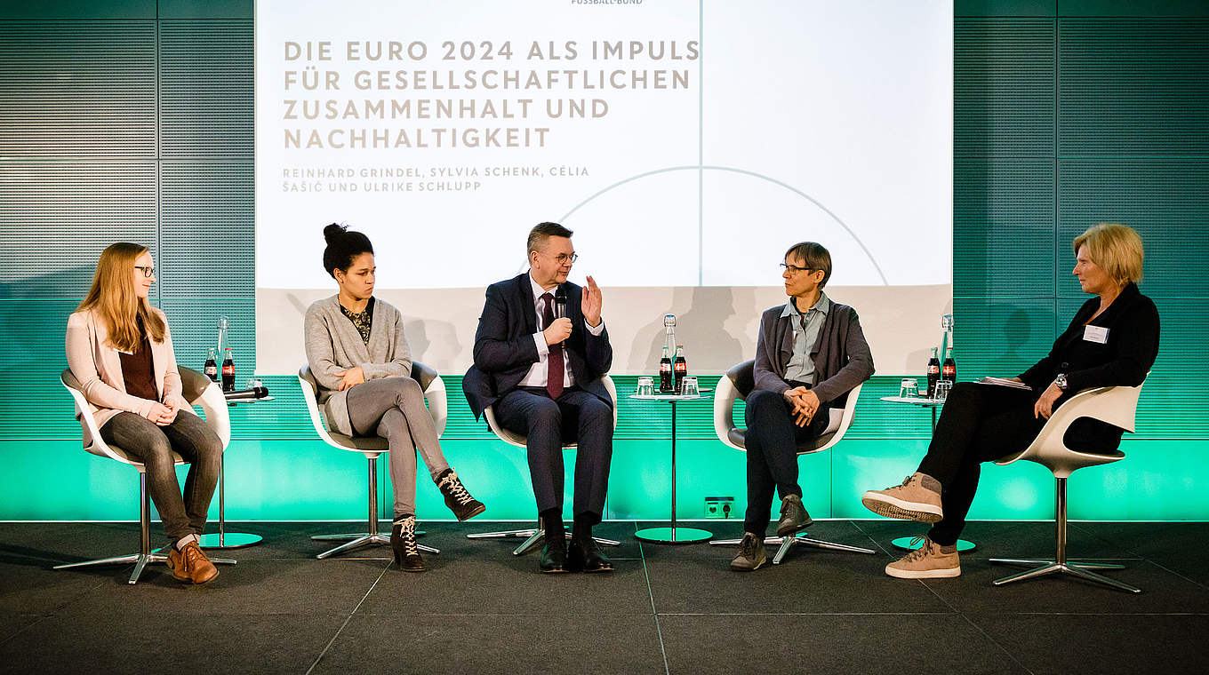 Diskussionsrunde zur EURO 2024: Neumann, Schenk, Grindel und Sasic (v.r.) © 2018 Getty Images