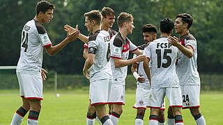 Mit zwei Zählern Vorsprung an der Spitze der Staffel Nord/Nordost: der FC St. Pauli © imago/Björn Draws