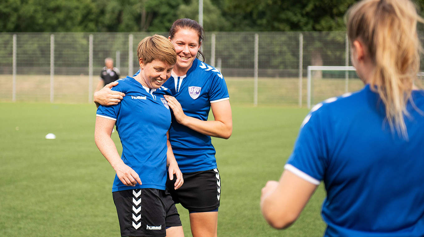 Gut gelaunt in den 11. Spieltag: Susann Utes (l.) und Lisa Seiler mit dem FF USV Jena © imago/Christoph Worsch
