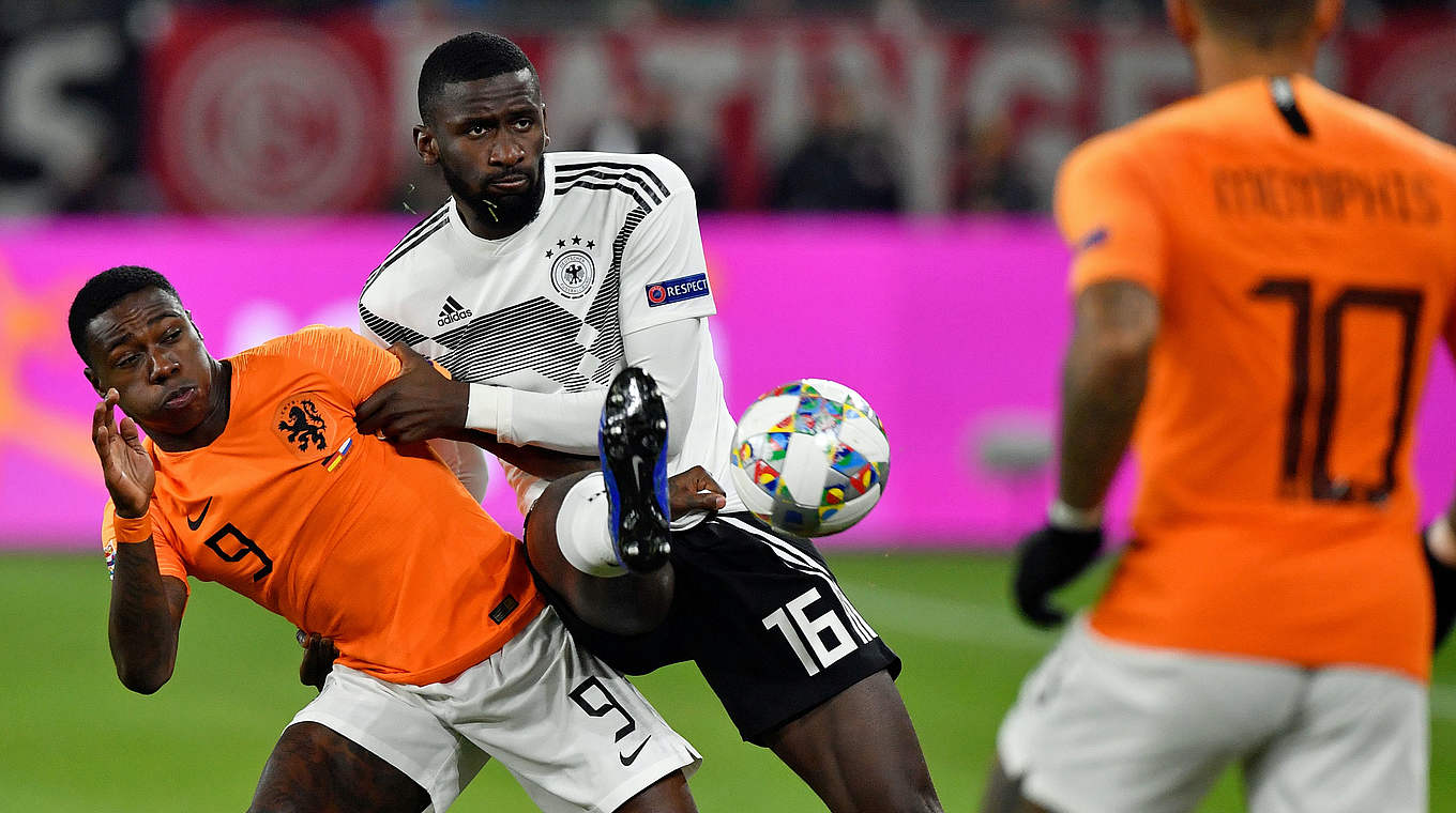 Deutschland hat das Länderspieljahr 2018 mit einem 2:2 im Nations-League-Spiel gegen die Niederlande abgeschlossen. Nach Treffern von Timo Werner und Leroy Sane kam die Elftal mit zwei späten Toren noch zum Ausgleich.  © Getty Images