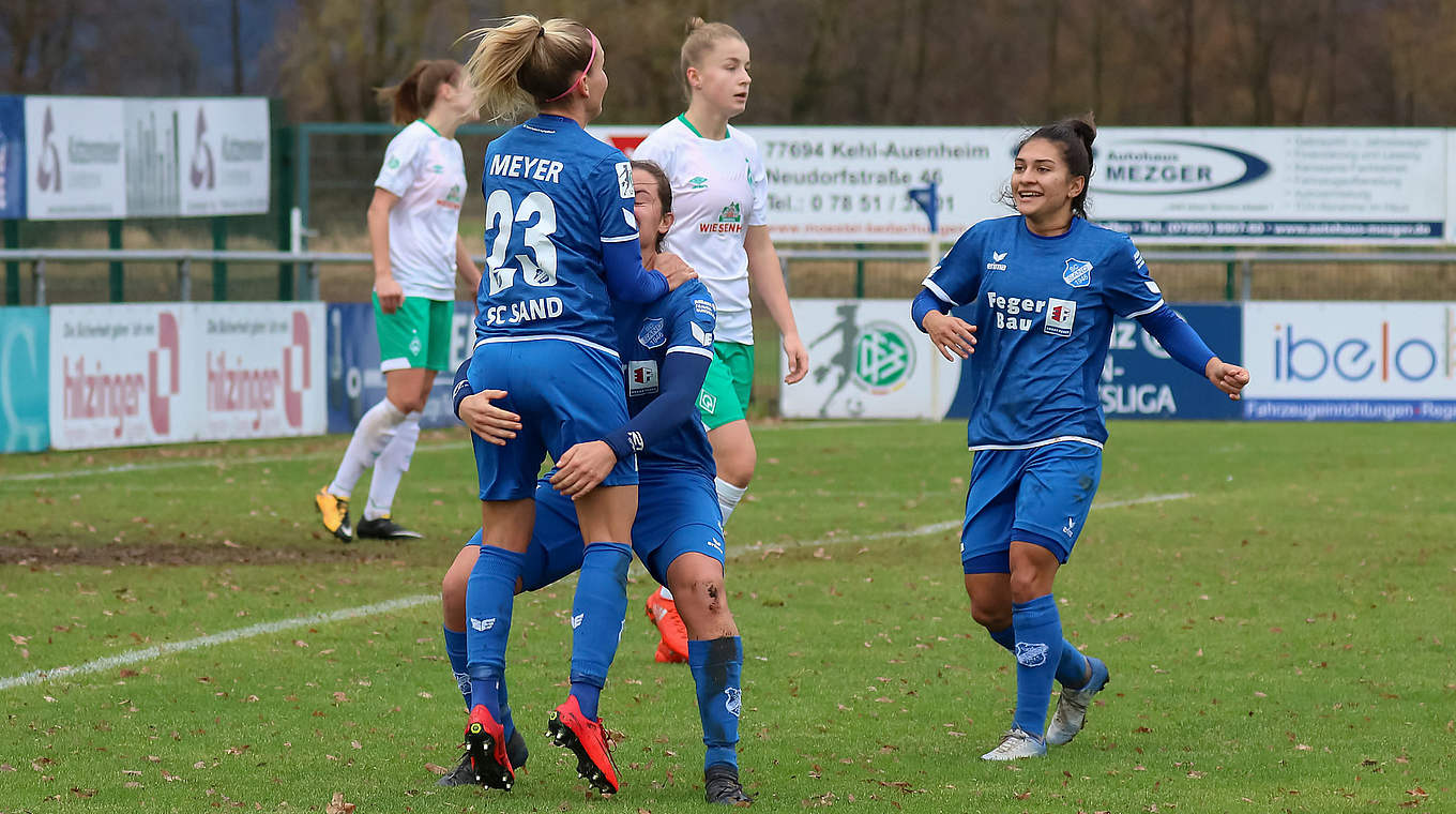 Jubel beim SC Sand: Das Team schlägt Bremen mit 2:0 © Jan Kuppert