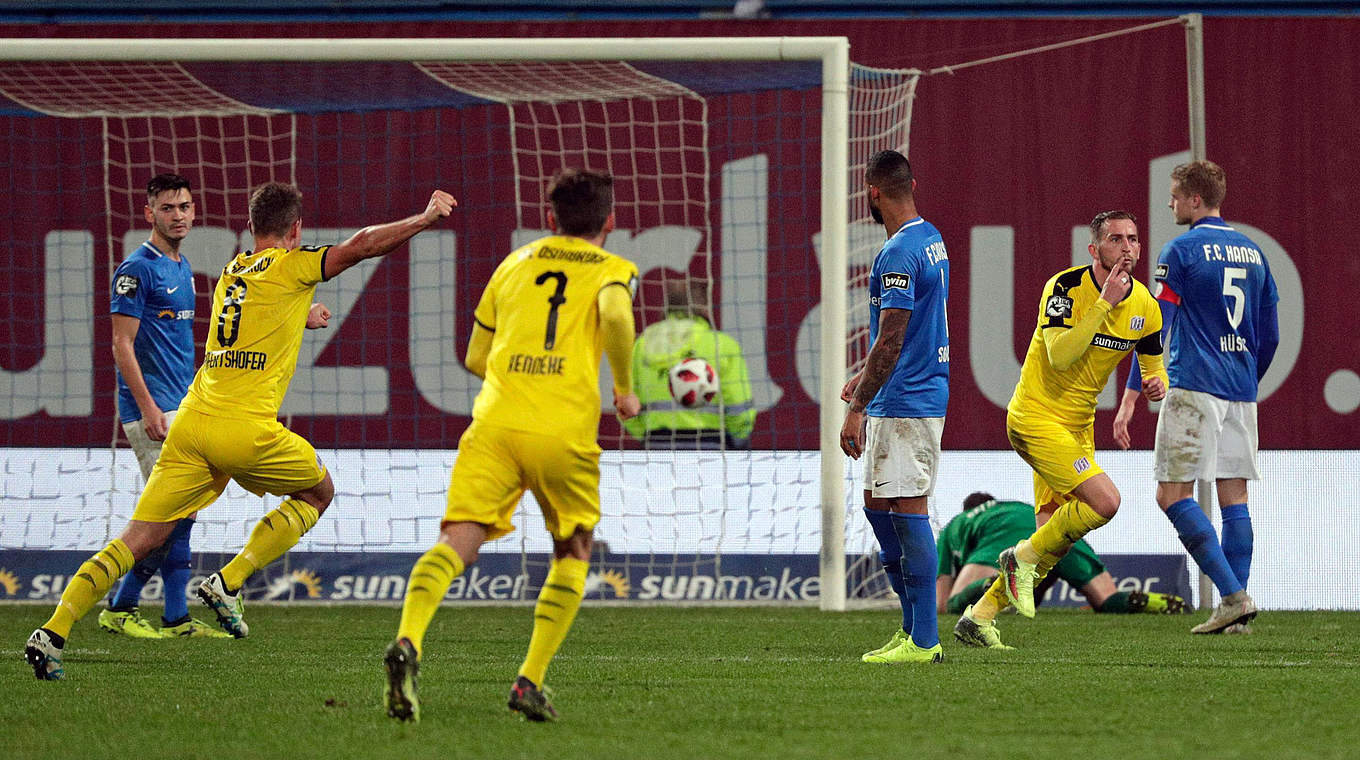 Der Führungstreffer für Osnabrück: Marc Heider (r.) bejubelt sein Tor zum 1:0 © imago/Eibner