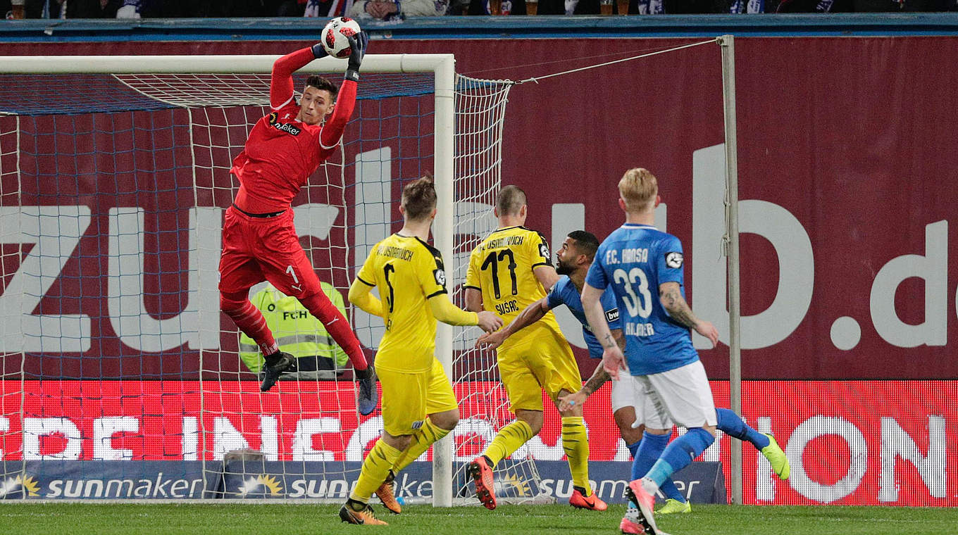 Hält in Halbzeit eins die Null für Osnabrück: Keeper Nils Körber (l.) © imago/Eibner