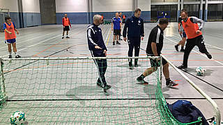 Keine Sprints, kein Dauerlauf, keine Tacklings: Walking-Football-Demo in Grünberg © DFB