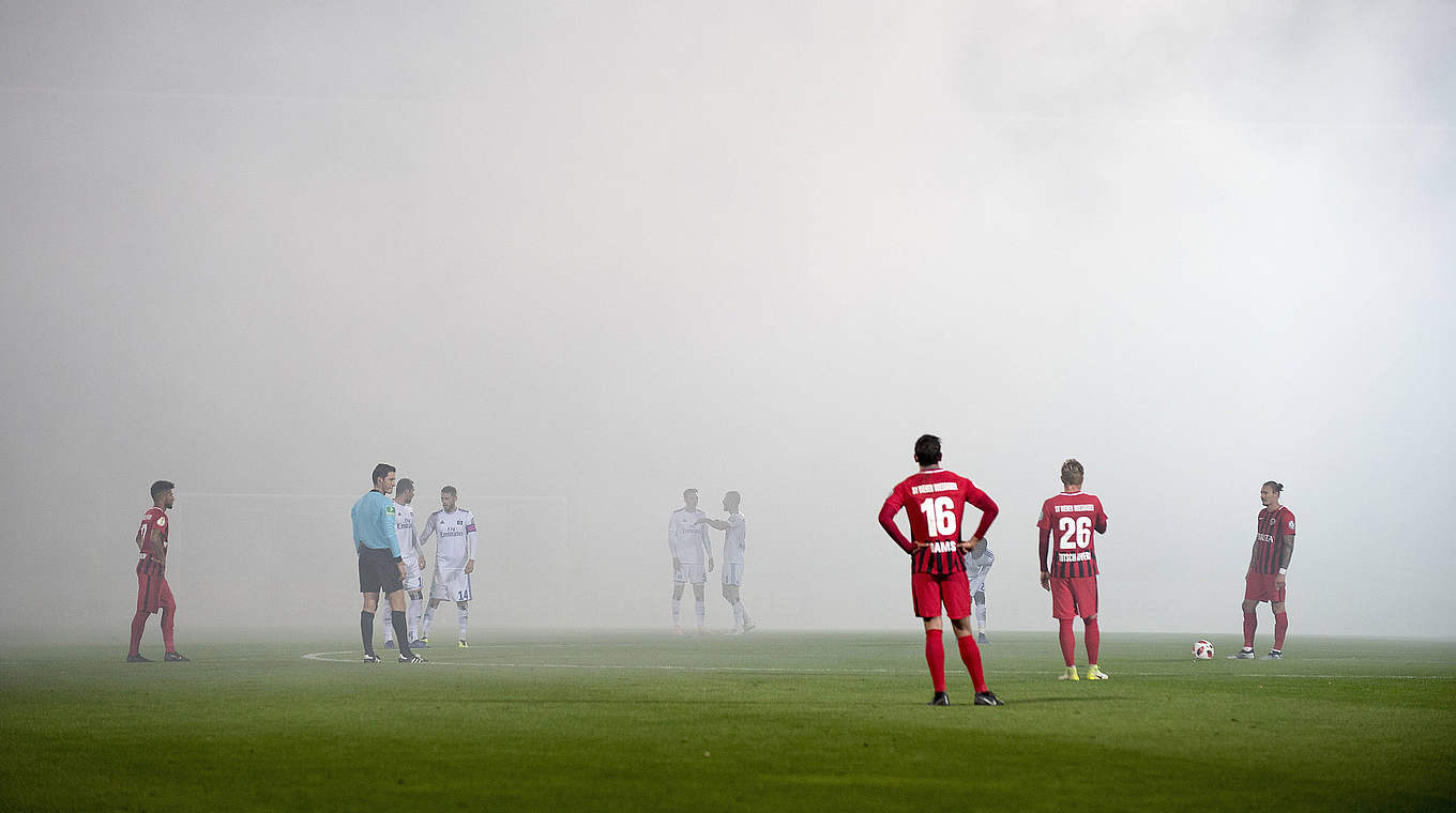 Wurde zweimal unterbrochen: Die Partie zwischen dem HSV und Wehen Wiesbaden © imago/Sven Simon
