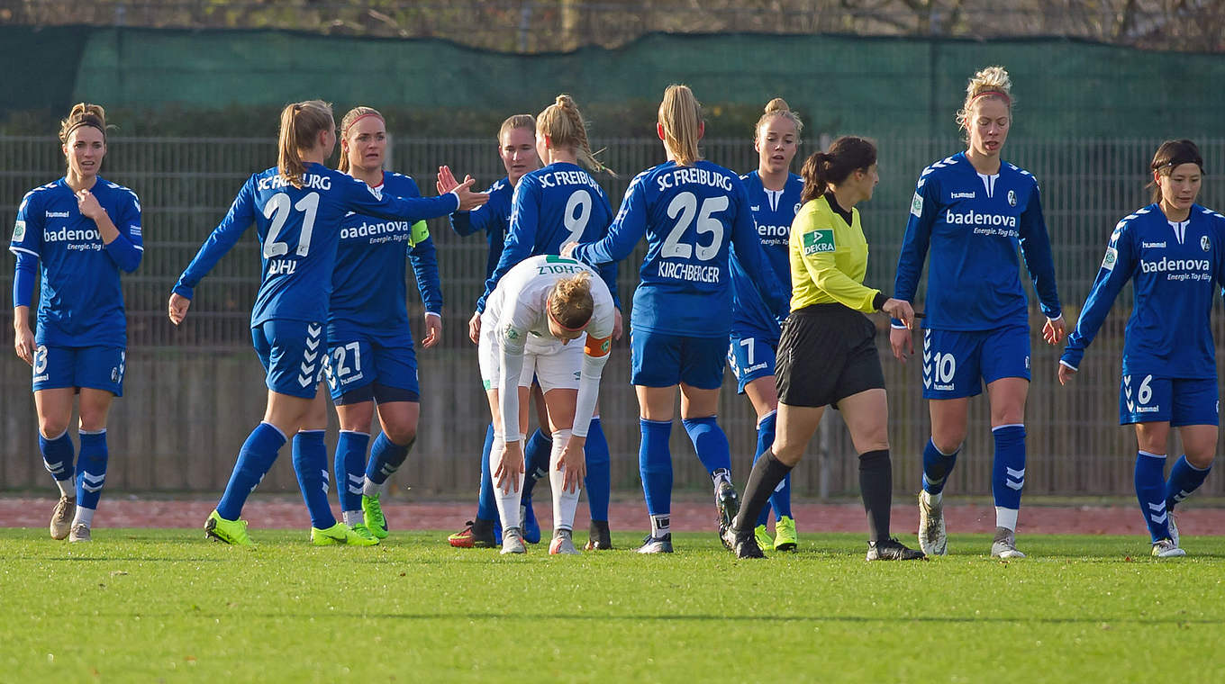 Vierter Saisonsieg: Die Freiburger Spielerinnen jubeln in Bremen © Jan Kuppert