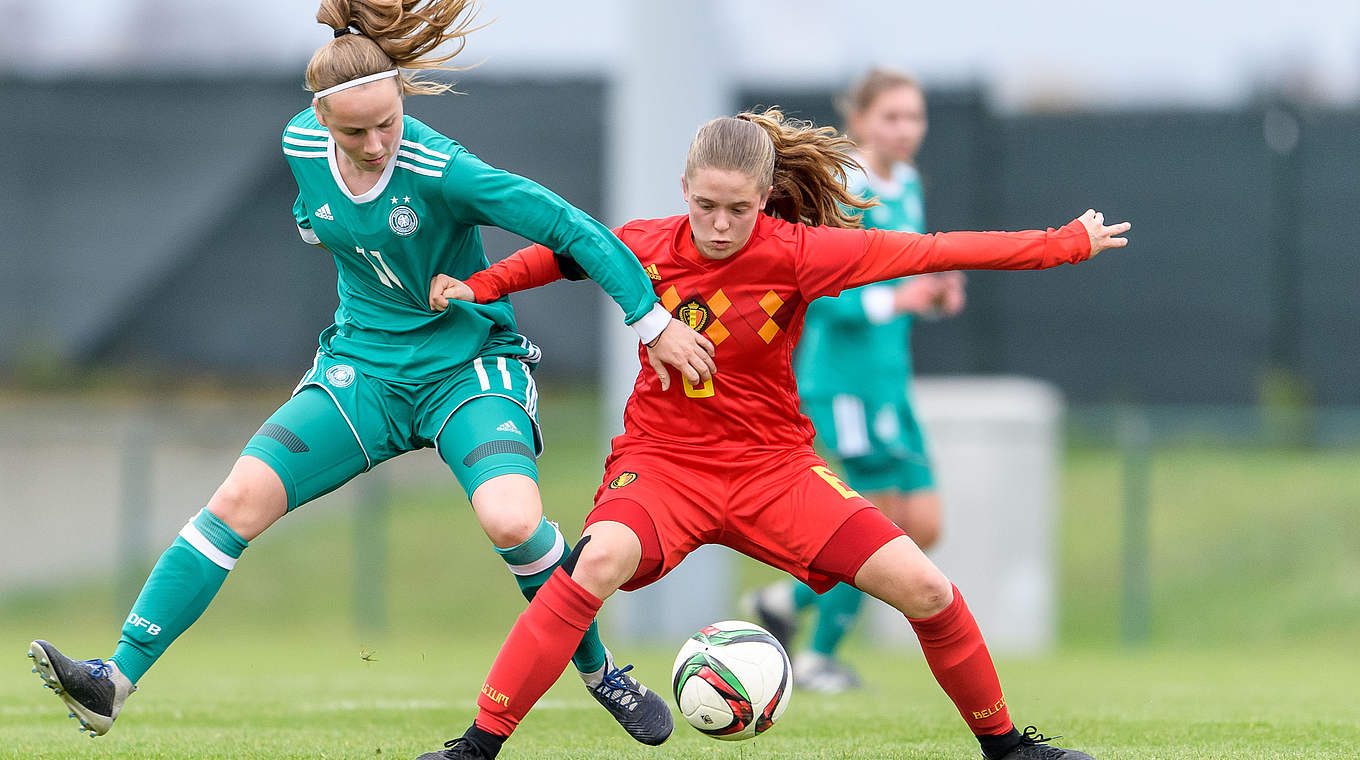 Die um den Ball ringen: Franziska Kett (l.) im Zweikampf mit Valesca Ampoorter © 2018 Getty Images