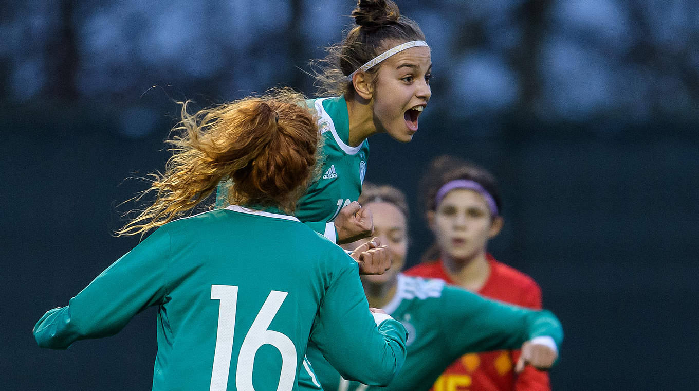 Die U 15-Juniorinnen haben ihr letztes Länderspiel in diesem Jahr gewonnen. Gegen Belgien siegte die Auswahl von DFB-Trainerin Bettina Wiegmann 2:1 (1:1). Ria Clara Fröhlich (3.) und Hadil Larbaoui (64.) trugen mit ihren Toren zum Erfolg bei. © 2018 Getty Images