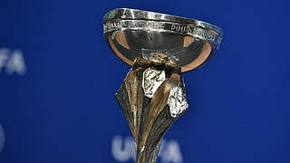Objekt der Begierde: der U 19-EM-Pokal © UEFA