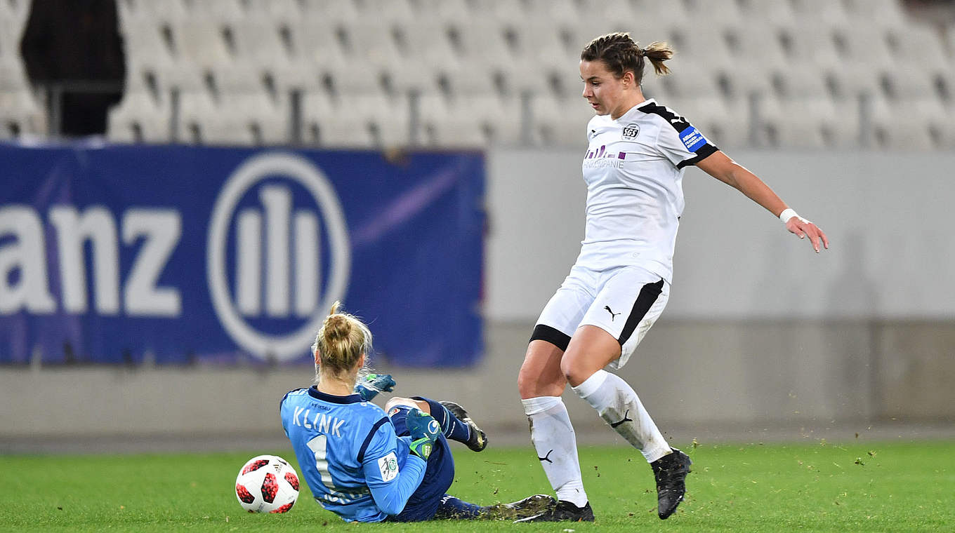 Eins von zwei Toren gegen Bayer Leverkusen: Essens Lena Sophie Oberdorf (r.) © Jan Kuppert