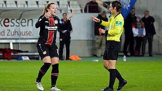 Muss für ein Spiel aussetzen: Ann-Kathrin Vinken (l.) von Bayer Leverkusen © imago/foto2press