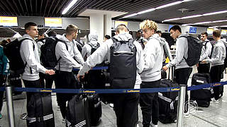 Nach vier Stunden Flug in Tel Aviv angekommen: die deutsche U 18 © DFB-TV