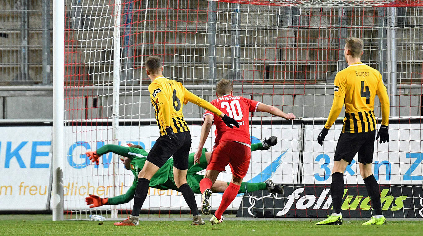 Nickt den Ball zur Führung ein: Julius Reinhardt vom FSV Zwickau © imago/Eibner