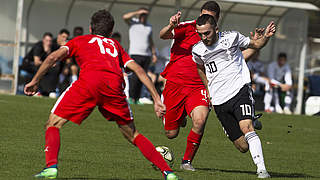 Umkämpfte Partie: Erkan Eyibil (r.) im Duell mit zwei Serben © GettyImages