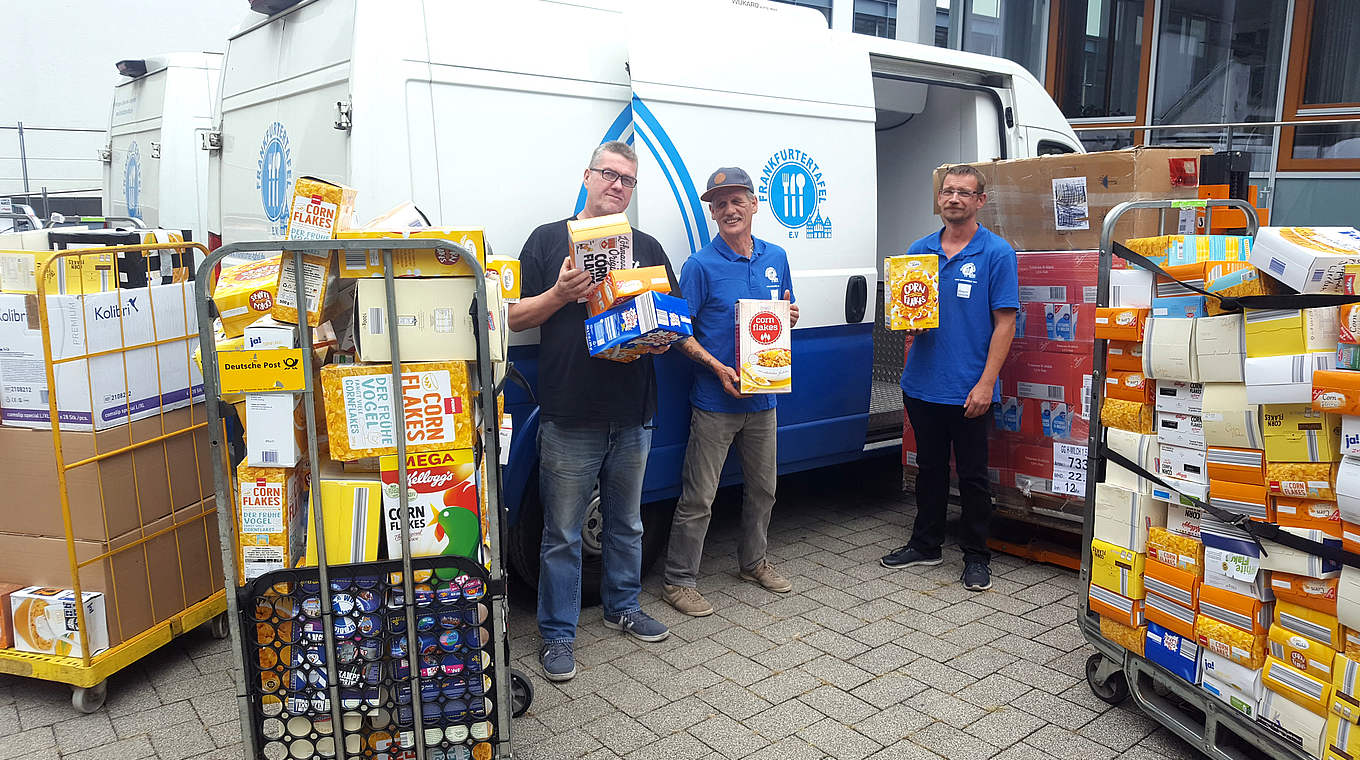 Norbert Nickel (l.) und seine Mitarbeiter beim Einladen der Cornflakes inklusive Milch © DFB