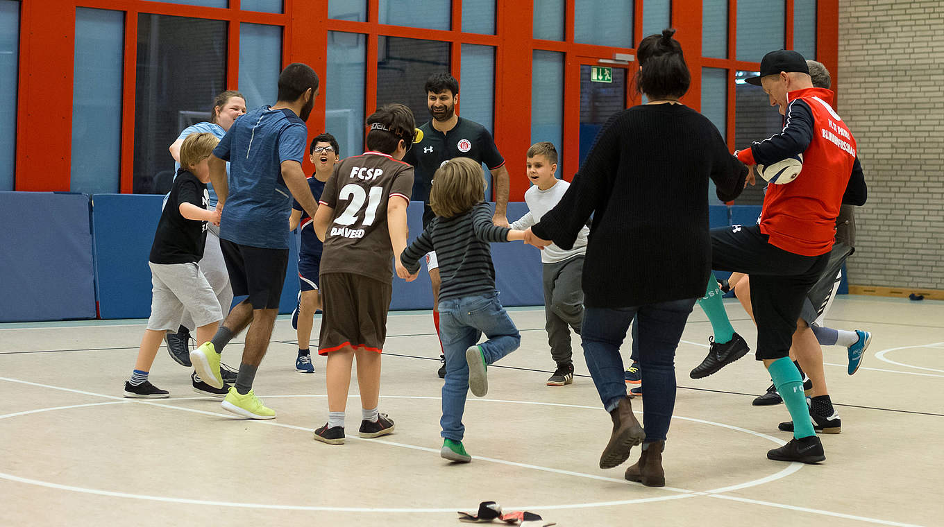 Leitet eine Kinder-Gruppe für Blindenfußball: Serdal Celebi (6.v.l.) © 2018 Getty Images
