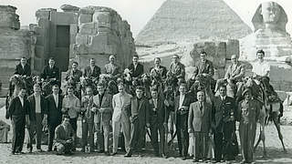 Mannschaftsfoto mit Kamelen: Die DFB-Delegation vor den Pyramiden von Gizeh © Sepp-Herberger-Nachlass