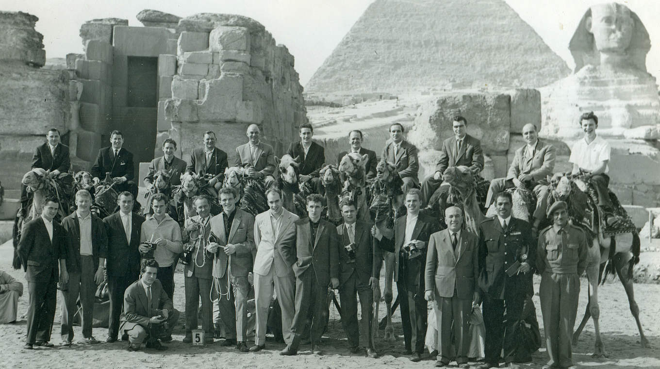 Mannschaftsfoto mit Kamelen: Die DFB-Delegation vor den Pyramiden von Gizeh © Sepp-Herberger-Nachlass