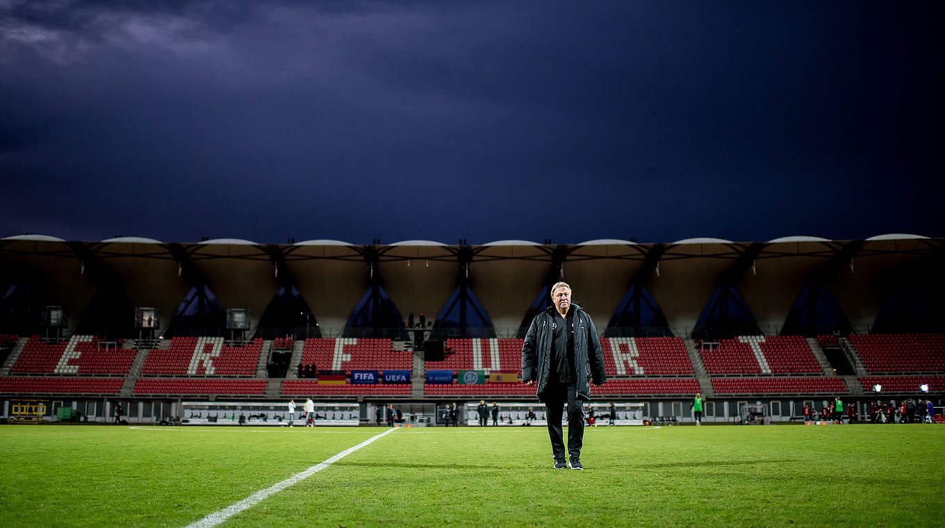 Gut gelaunt Richtung Ruhestand: Horst Hrubesch in Erfurt nach seinem letzten Spiel © 2018 Getty Images