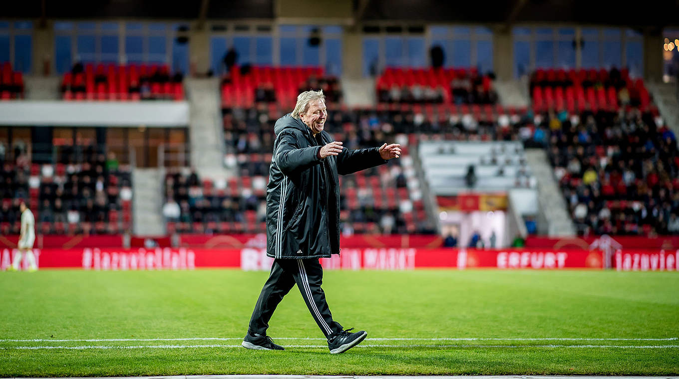 Auch im letzten Spiel: Horst Hrubesch ist immer voll bei der Sache © 2018 Getty Images