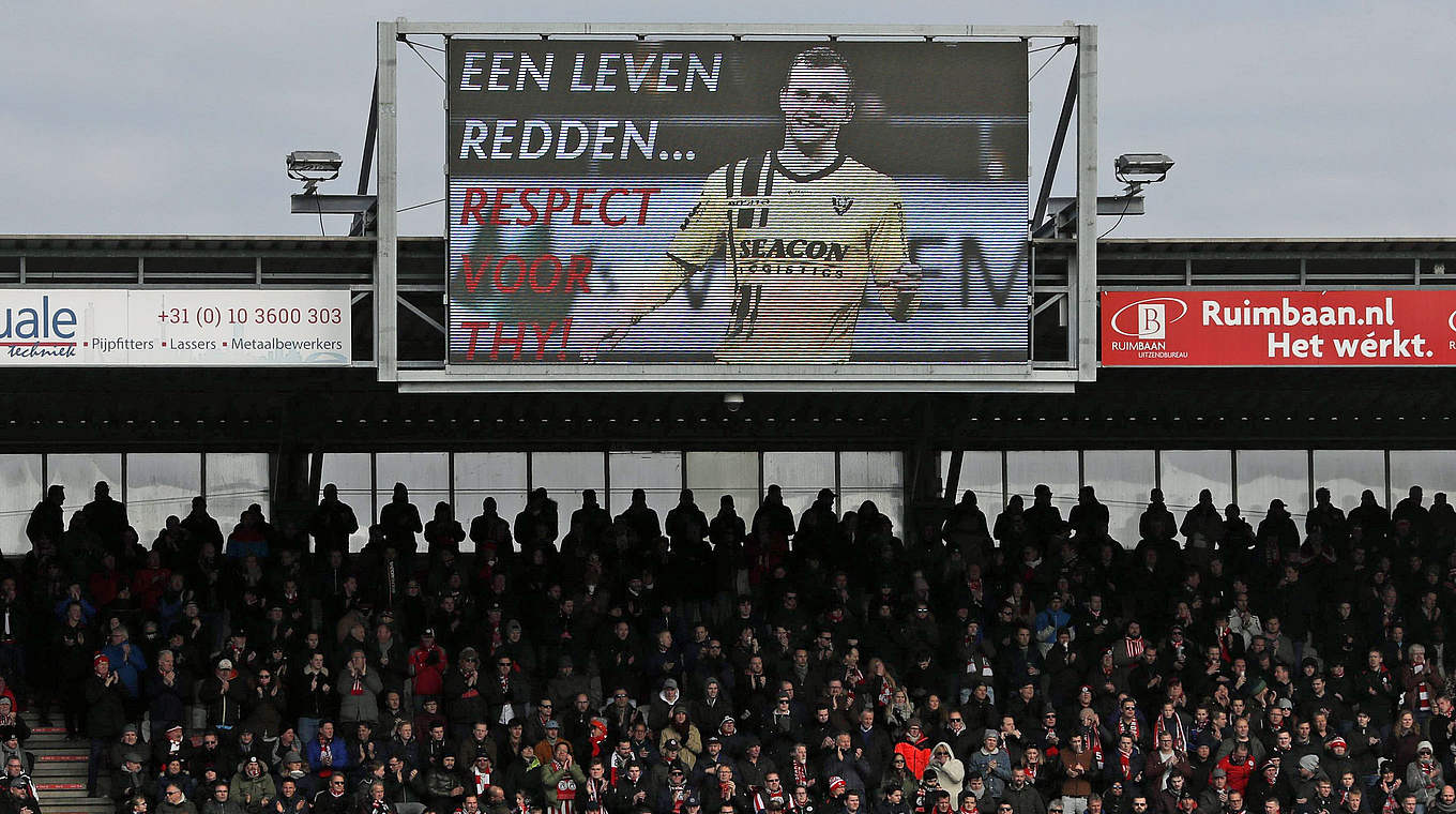 Respekt im Stadion: Lennart Thy wird an der Anzeigentafel gefeiert © imago/Pro Shots