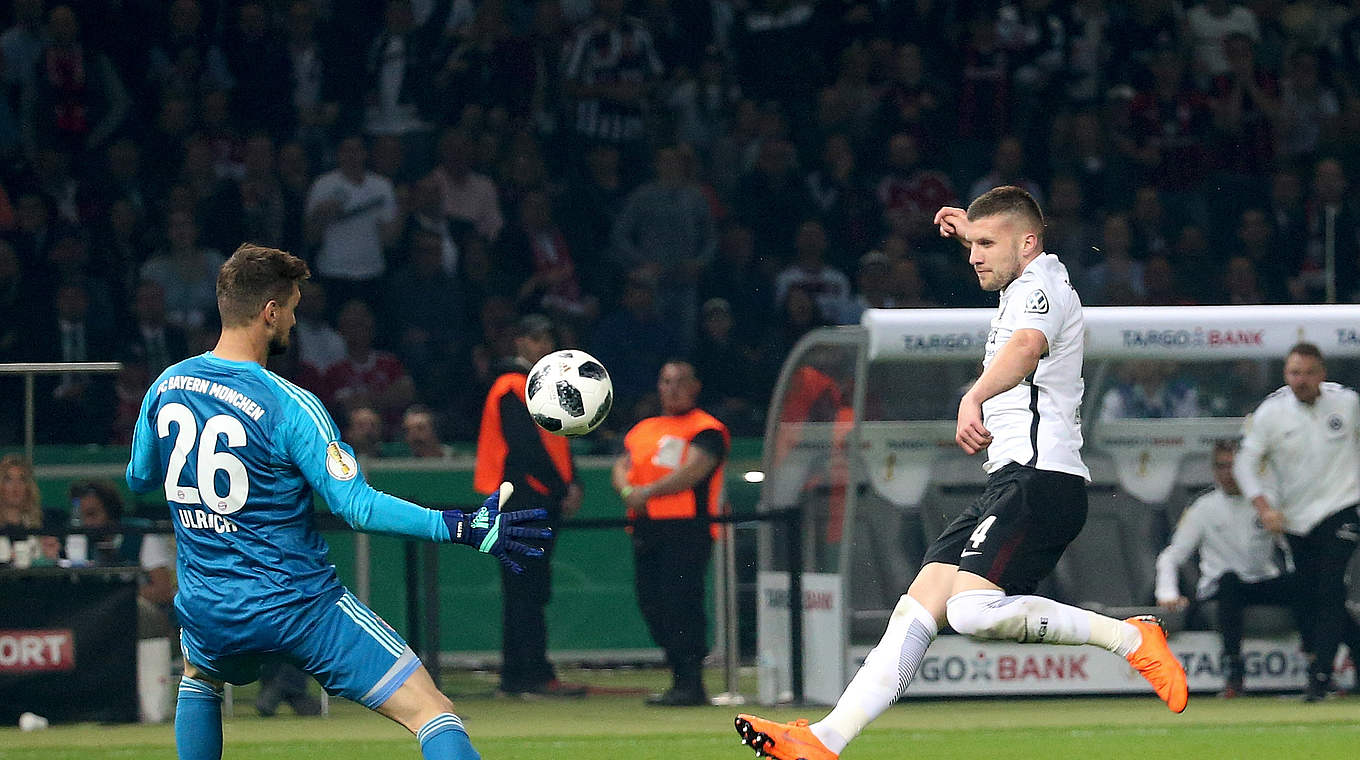 Rebić’s second goal against FC Bayern goalkeeper Sven Ulreich. © Verwendung weltweit