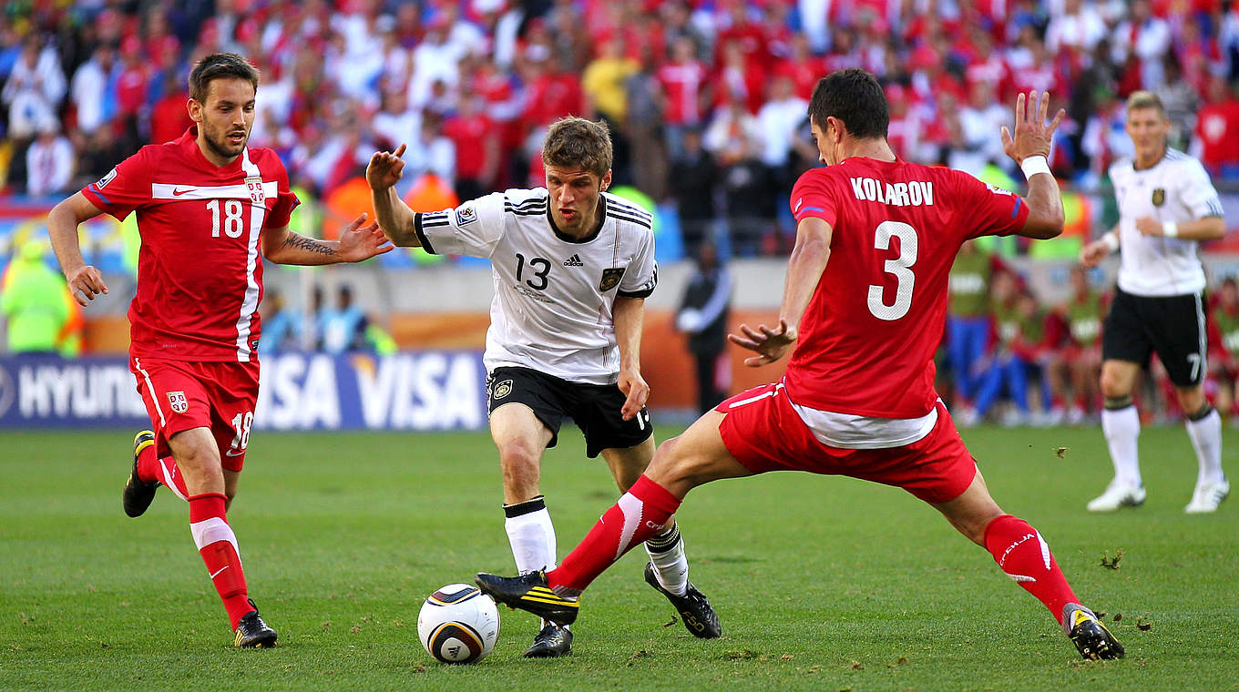 Bislang letztes Duell: Bei der WM 2010 in Südafrika spielt Deutschland gegen Serbien © 2010 Getty Images