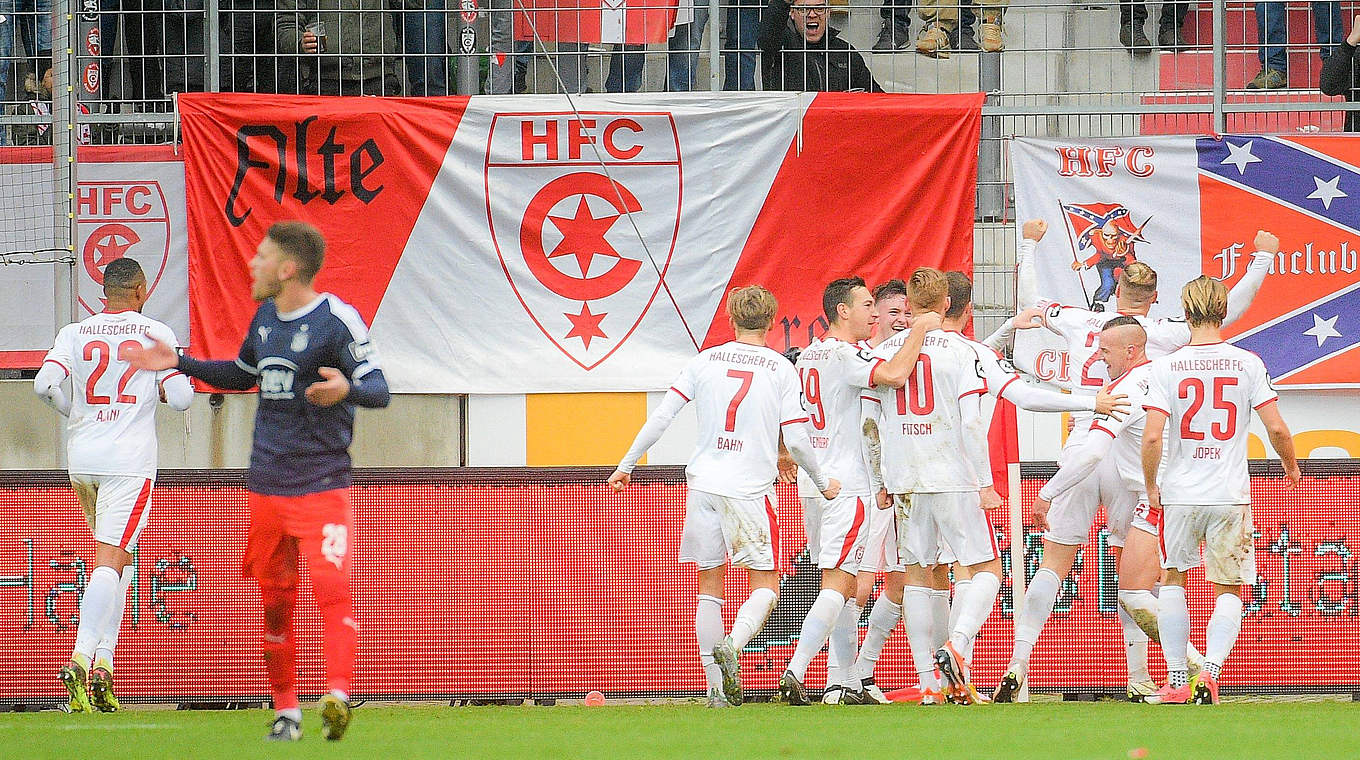 Jubel zum Jahresabschluss: Der Hallesche FC gewinnt 2:0 gegen den FSV Zwickau © imago/VIADATA