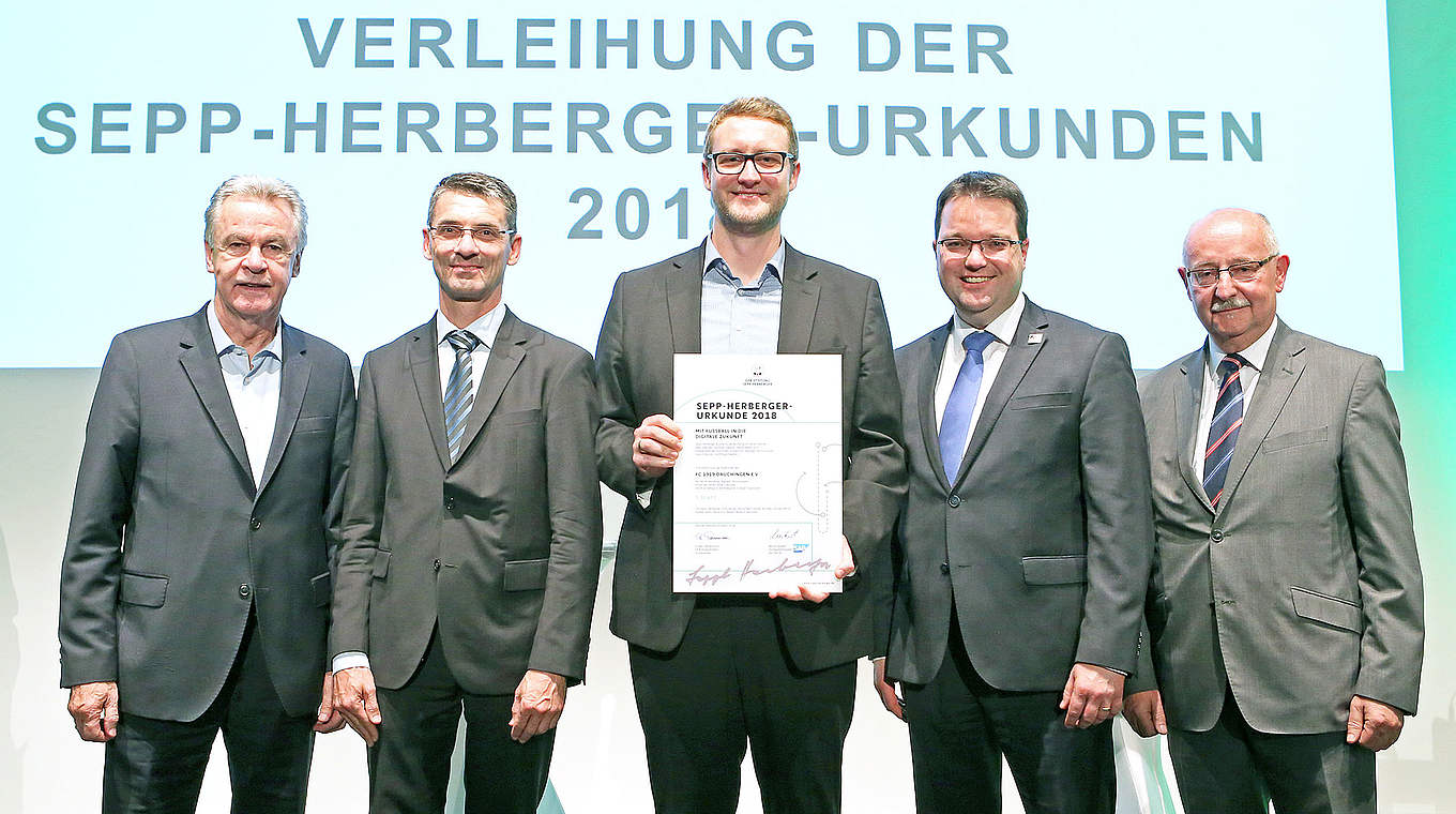 Bei der Verleihung der Sepp-Herberger-Urkunden vor Ort: Hitzfeld (l.) © Carsten Kobow