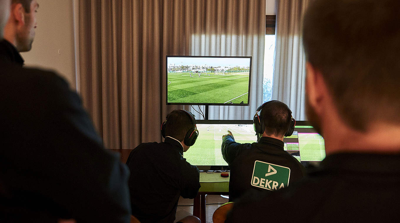 Vier Stunden pro Schulungseinheit: Die deutschen Referees an einer Workstation © 2019 Getty Images