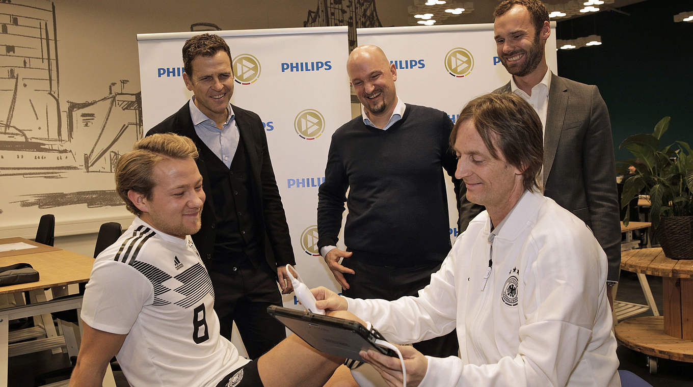 Bierhoff: "Können mittels der Kooperation neue Maßstäbe gewährleisten" © Philips