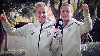 Auf Entdeckungsreise: Kathrin Hendrich (l.) und Lisa Schmitz © DFB-TV