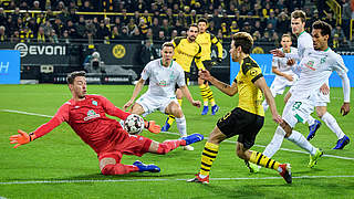 Bekommt gegen Tabellenführer BVB sicher viel zu tun: Werder-Keeper Pavlenka © Bongarts/Getty Images