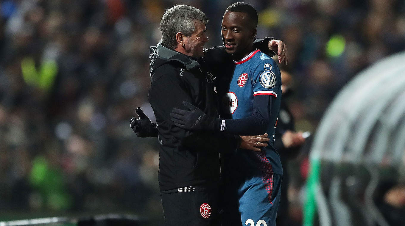 Aktuell bester Scorer in dieser Pokalsaison: Düsseldorfs Dodi Lukebakio (r.) © GettyImages