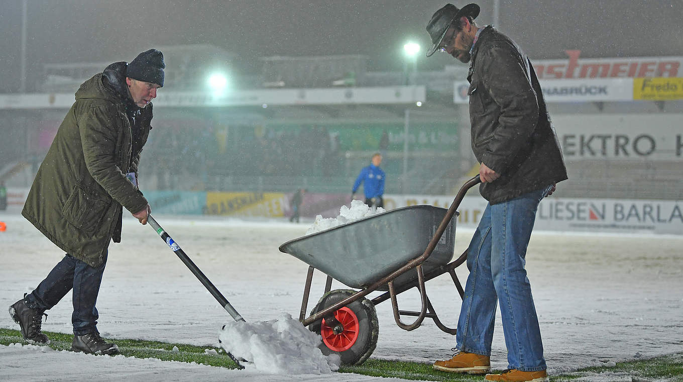 Weiße Pracht: Vor der Spiel wird der Rasen im Frimo Stadion vom Schnee befreit © 2019 Getty Images