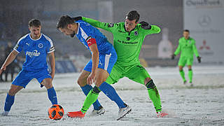 Eiskalt im Zweikampf: Adam Straith (2.v.l.) und Nico Karger (2.v.r.) ringen um den Ball © 2019 Getty Images