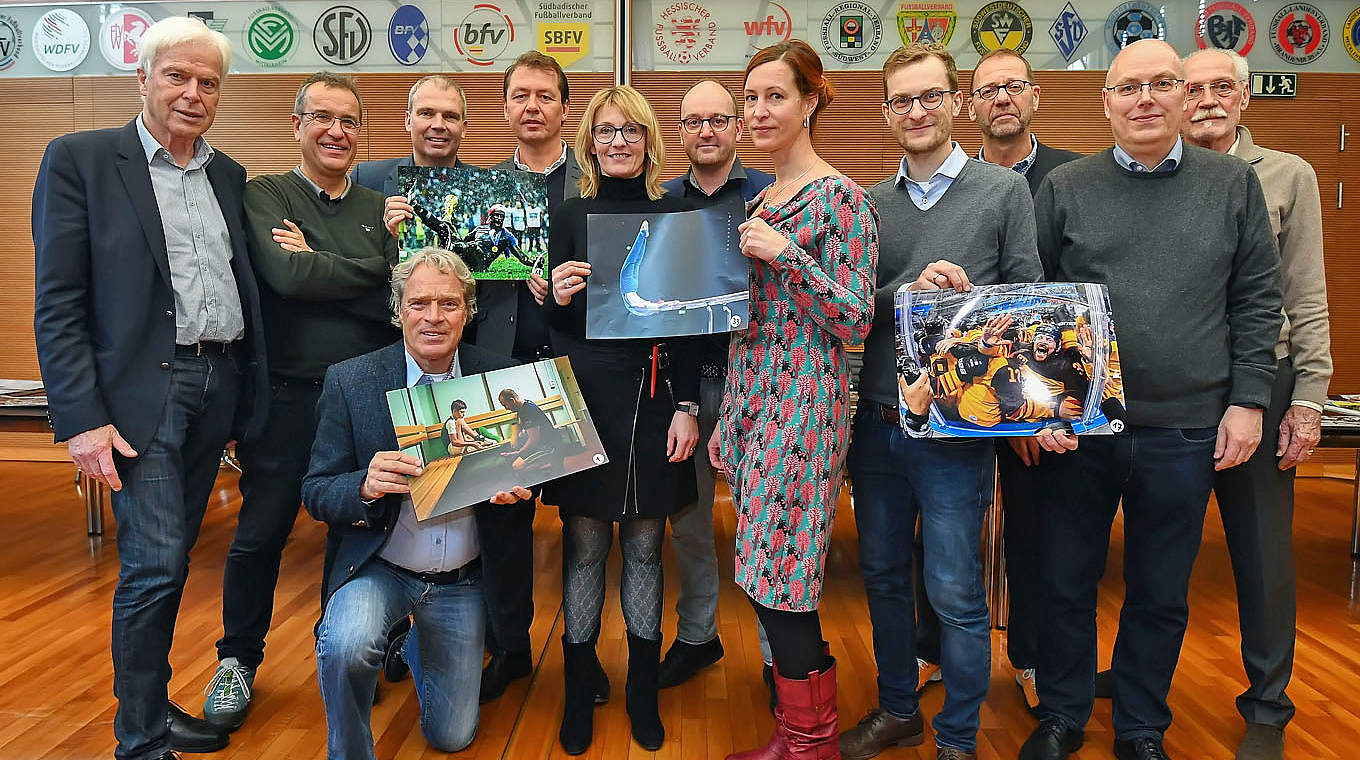 Bild-Experten: die Jury fürs "Sportfoto des Jahres 2018" mit Ralf Köttker (5.v.l.) © kicker Sportmagazin