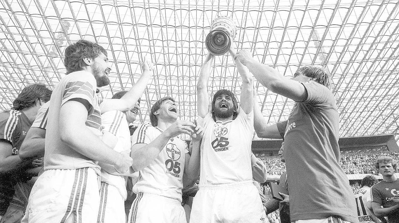 Funkel lifting the DFB-Pokal with Uerdingen in 1985: "You can enjoy it more as a player." © 