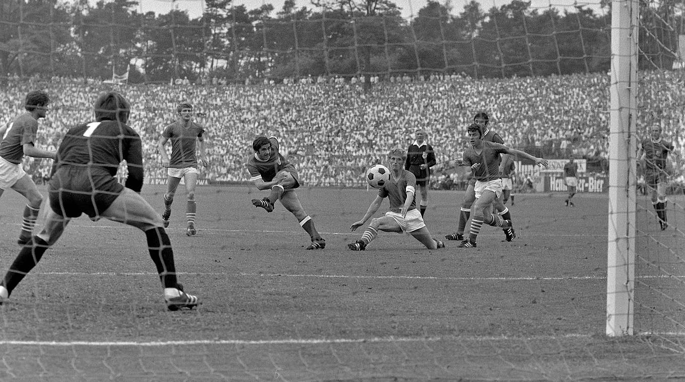 Das 1:0 im DFB-Pokalfinale 1969: Bayern-Star Müller trifft gegen Schalke-Keeper Nigbur © imago/WEREK