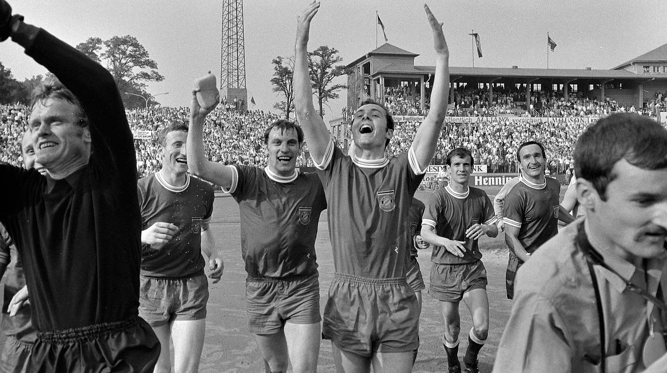 Roth (5.v.r.): "Der DFB-Pokalsieg 1969 war der nächste Schritt in die richtige Richtung" © imago/WEREK